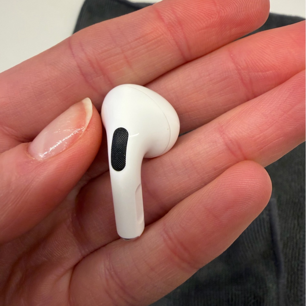 AirPod Pros 1st Gen - Wireless Earbuds with Case - Picture 8 of 14